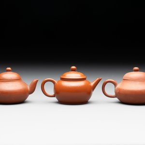 A small Chinese Yixing stoneware covered teapot and two Swatow Yixing-style covered teapots, Yixing Hui Mengchen 宜興惠孟臣製 and Shunji 順記 marks, 19/20th C. — photo 4