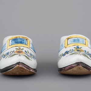 A small collection of French faience shoes, 18/19th C. — photo 6
