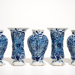 A small Dutch Delft blue and white five-piece garniture, 18th C. — photo 1