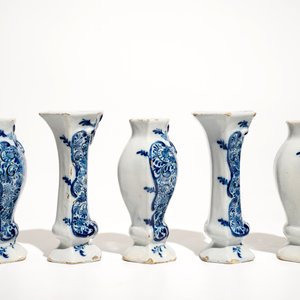 A small Dutch Delft blue and white five-piece garniture, 18th C. — photo 4