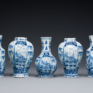 A small Dutch Delft blue and white garniture of five vases, 18th C. — 照片 1