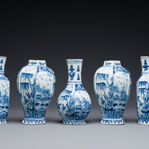 A small Dutch Delft blue and white garniture of five vases, 18th C. — 照片 2