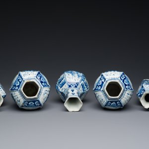 A small Dutch Delft blue and white garniture of five vases, 18th C. — 照片 5