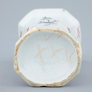 A small Dutch Delft petit feu vase, 18th C. — 照片 6