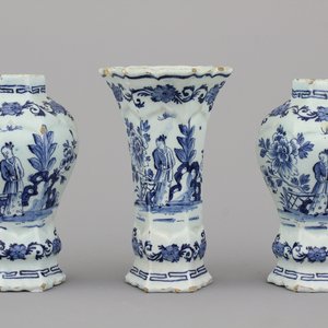 A small Dutch Delft three-piece garniture, 18th C. — 照片 1