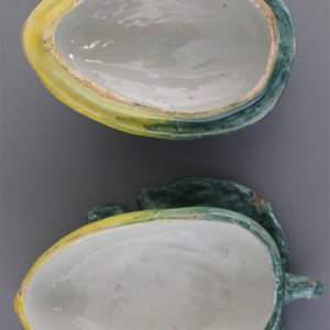 A small Dutch Delft tureen modelled after a melon, 18th C. — 照片 1
