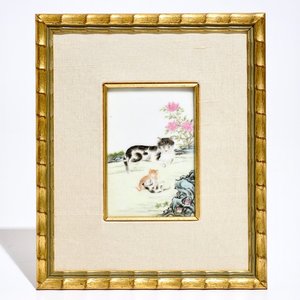 A small framed Chinese famille rose plaque depicting playing cats, 19/20th C. — photo 1