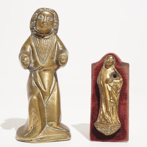 A small gilt bronze model of a Virgin and a bronze luster ornament shaped as a saint, 13/15th C. — 照片 1