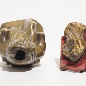 A small gilt bronze model of a Virgin and a bronze luster ornament shaped as a saint, 13/15th C. — 照片 5