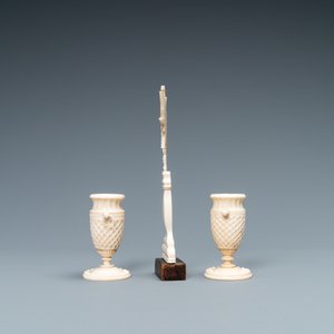 A small ivory crucifix monstrance and a pair of small bone candlesticks, Dieppe, France, 19th C. — photo 2