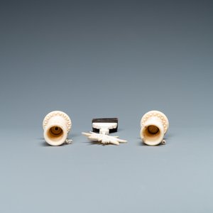 A small ivory crucifix monstrance and a pair of small bone candlesticks, Dieppe, France, 19th C. — photo 5