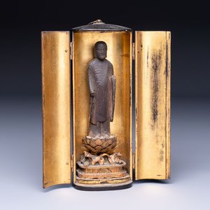 A small Japanese gilt-lacquered wooden zushi shrine with a carved wooden monk, probably Edo, 18/19th C. — 照片 1