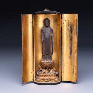 A small Japanese gilt-lacquered wooden zushi shrine with a carved wooden monk, probably Edo, 18/19th C. — 照片 2
