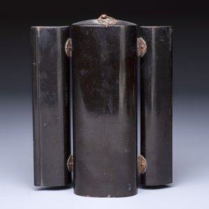 A small Japanese gilt-lacquered wooden zushi shrine with a carved wooden monk, probably Edo, 18/19th C. — 照片 3