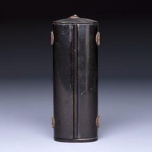 A small Japanese gilt-lacquered wooden zushi shrine with a carved wooden monk, probably Edo, 18/19th C. — 照片 4