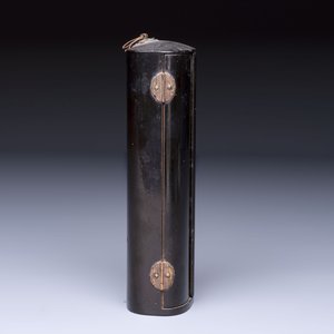 A small Japanese gilt-lacquered wooden zushi shrine with a carved wooden monk, probably Edo, 18/19th C. — 照片 5