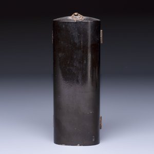 A small Japanese gilt-lacquered wooden zushi shrine with a carved wooden monk, probably Edo, 18/19th C. — 照片 6