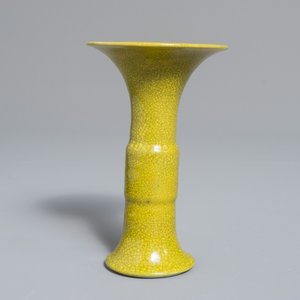 A small Japanese monochrome yellow crackle-glazed 'gu' vase, Awaji, Edo, 19th C. — photo 2