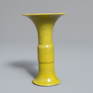 A small Japanese monochrome yellow crackle-glazed 'gu' vase, Awaji, Edo, 19th C. — photo 4