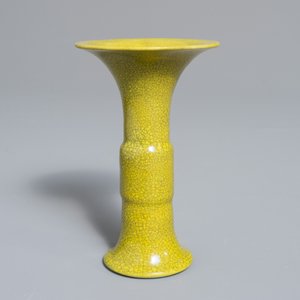 A small Japanese monochrome yellow crackle-glazed 'gu' vase, Awaji, Edo, 19th C. — photo 7