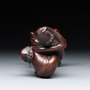 A small Kutani porcelain incense burner, two wooden sculptures, and a shagreen glasses case, Japan, Meiji, 19/20th C. — photo 12