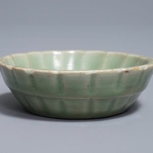 A small moulded Longquan celadon 'chrysanthemum' bowl, Song or Ming — 照片 2