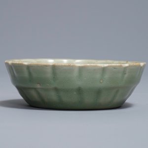A small moulded Longquan celadon 'chrysanthemum' bowl, Song or Ming — 照片 5