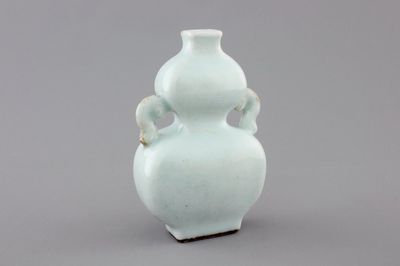A small pale celadon-glazed vase, 18/19th C.