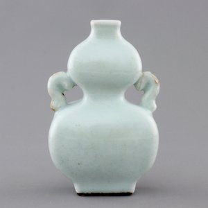 A small pale celadon-glazed vase, 18/19th C. — foto 2