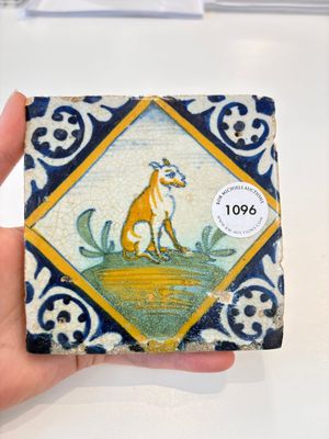 A small polychrome Dutch Delft maiolica 'dog' tile, late 16th C. — photo 1