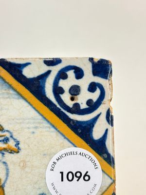 A small polychrome Dutch Delft maiolica 'dog' tile, late 16th C. — photo 2