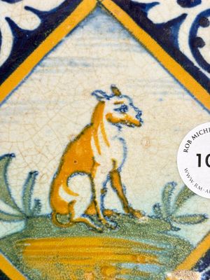 A small polychrome Dutch Delft maiolica 'dog' tile, late 16th C. — photo 3