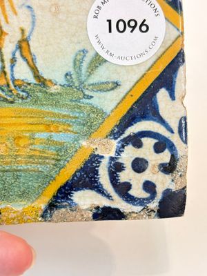 A small polychrome Dutch Delft maiolica 'dog' tile, late 16th C. — photo 5