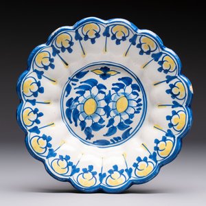 A small polychrome lobed Dutch Delft dish with floral design, 17th C. — foto 1