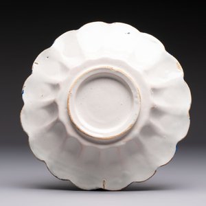 A small polychrome lobed Dutch Delft dish with floral design, 17th C. — foto 2
