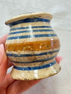 A small polychrome maiolica albarello-type ointment jar, Antwerp or Northern Netherlands, 16th C. — 照片 2
