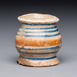 A small polychrome maiolica albarello-type ointment jar, Antwerp or Northern Netherlands, 16th C. — 照片 1