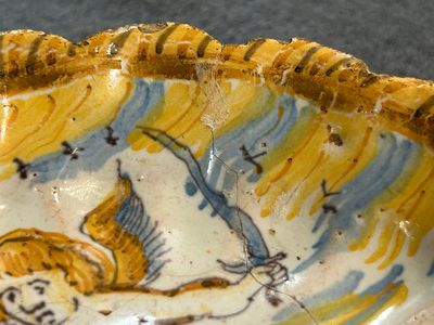 A small polychrome maiolica dish with a fighting putto, Verstraeten workshop, Haarlem, 17th C. — 照片 1