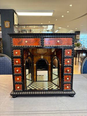 A small tortoiseshell-veneered cabinet of drawers with mirrored interior, Antwerp, 17th C. — 照片 1