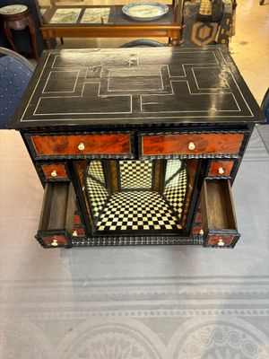 A small tortoiseshell-veneered cabinet of drawers with mirrored interior, Antwerp, 17th C. — 照片 11