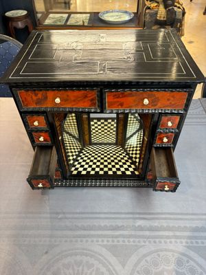 A small tortoiseshell-veneered cabinet of drawers with mirrored interior, Antwerp, 17th C. — 照片 12