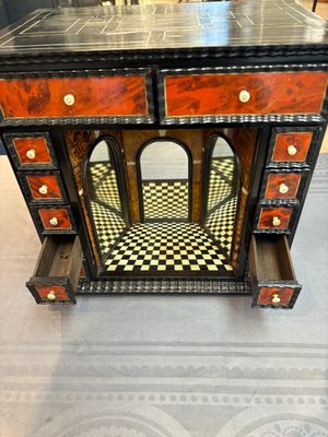 A small tortoiseshell-veneered cabinet of drawers with mirrored interior, Antwerp, 17th C. — 照片 13