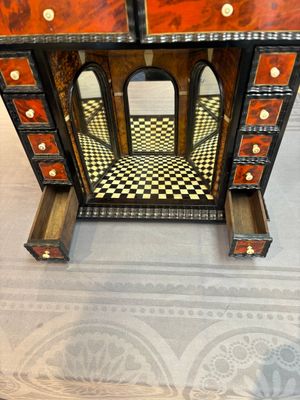 A small tortoiseshell-veneered cabinet of drawers with mirrored interior, Antwerp, 17th C. — 照片 14