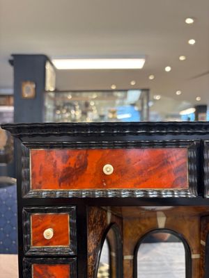A small tortoiseshell-veneered cabinet of drawers with mirrored interior, Antwerp, 17th C. — 照片 15