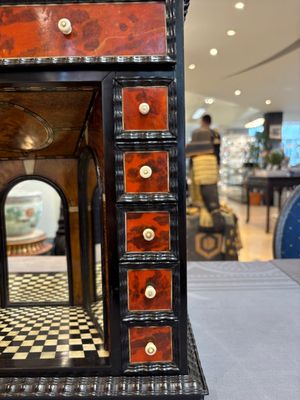 A small tortoiseshell-veneered cabinet of drawers with mirrored interior, Antwerp, 17th C. — 照片 17