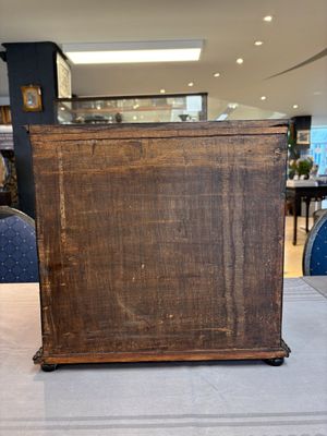A small tortoiseshell-veneered cabinet of drawers with mirrored interior, Antwerp, 17th C. — 照片 3