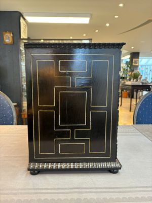 A small tortoiseshell-veneered cabinet of drawers with mirrored interior, Antwerp, 17th C. — 照片 4