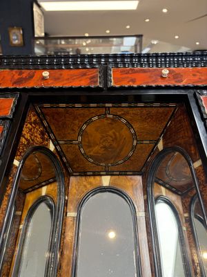 A small tortoiseshell-veneered cabinet of drawers with mirrored interior, Antwerp, 17th C. — 照片 7