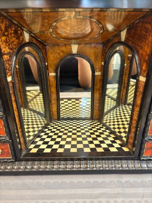 A small tortoiseshell-veneered cabinet of drawers with mirrored interior, Antwerp, 17th C. — 照片 8