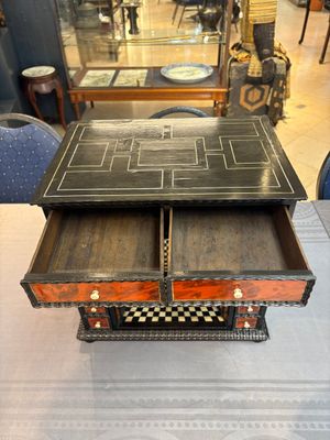 A small tortoiseshell-veneered cabinet of drawers with mirrored interior, Antwerp, 17th C. — 照片 9